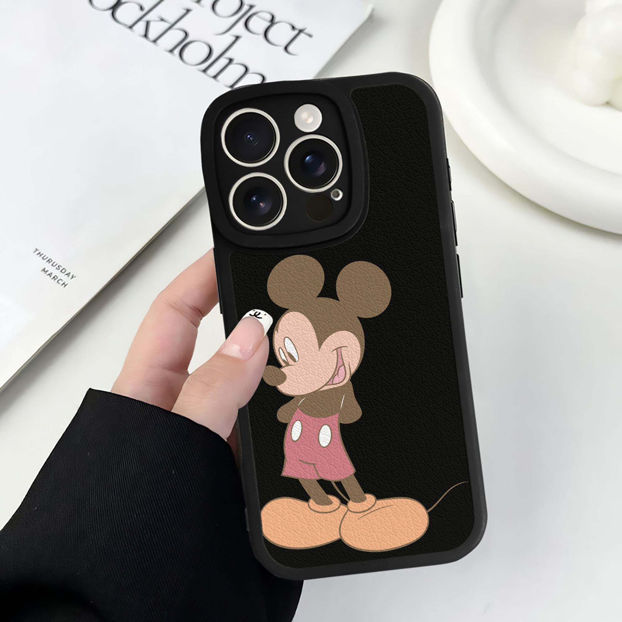（画像用） ミッキーマウス Mickey Mouse 【iPhone 16シリーズ対応】シリコンスマホケース（レザー調） 材質：シリコン